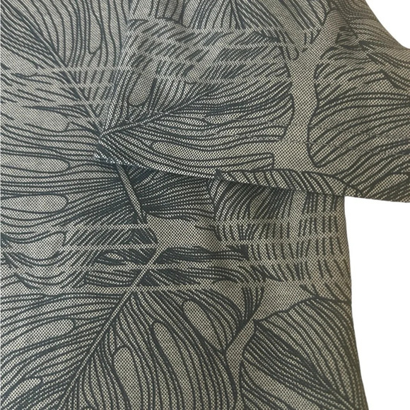 Travis Miller men’s L floral blue golf  shirt in excellent condition - Picture 5 of 7